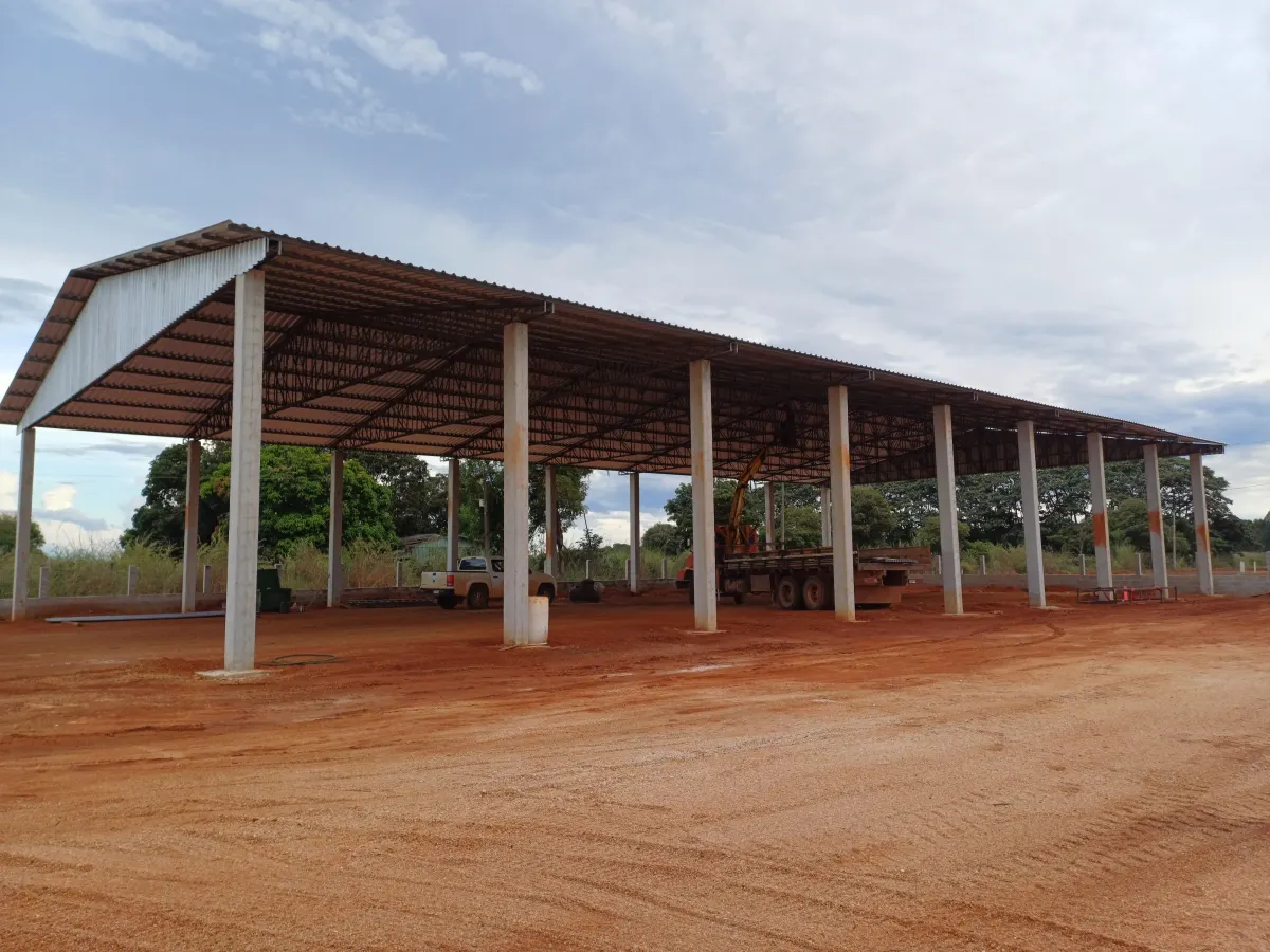 Barracão de armazenagem · interior
