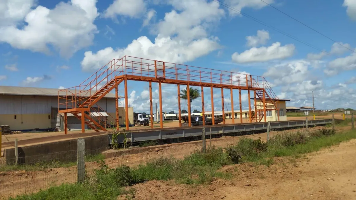 Estrutura metálica em construção · acima de balança rodoviária