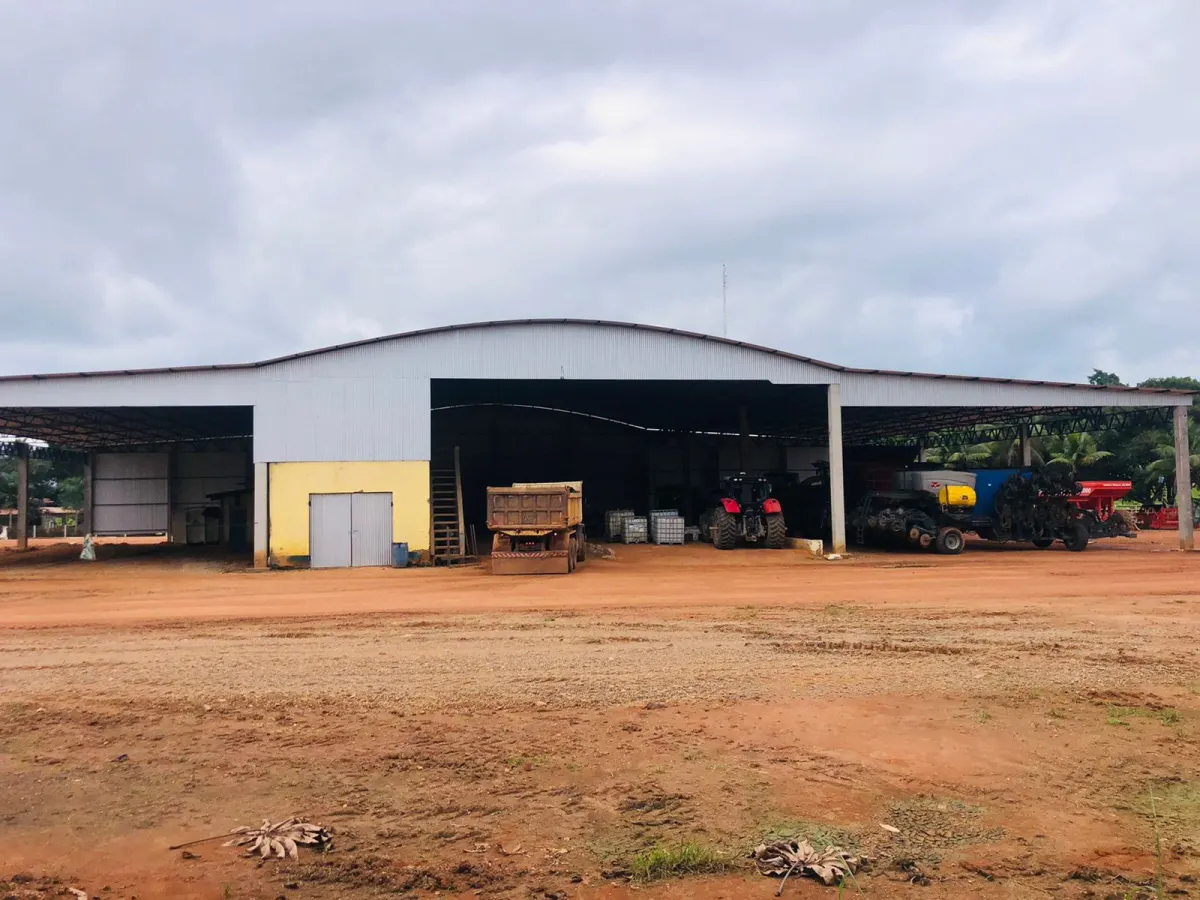 Barracão na fazenda · cobertura entregue