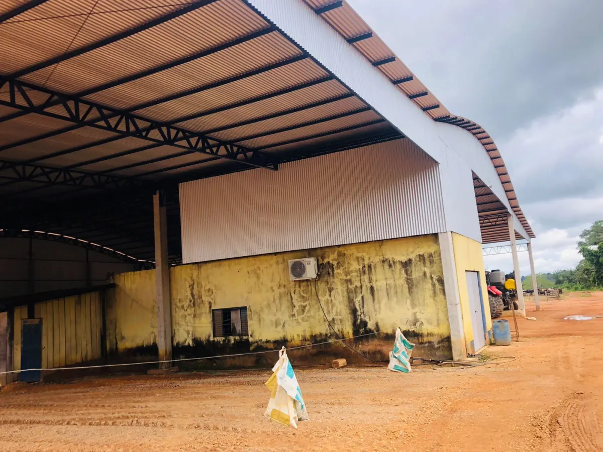 Barracão industrial · cobertura ampla, vão livre