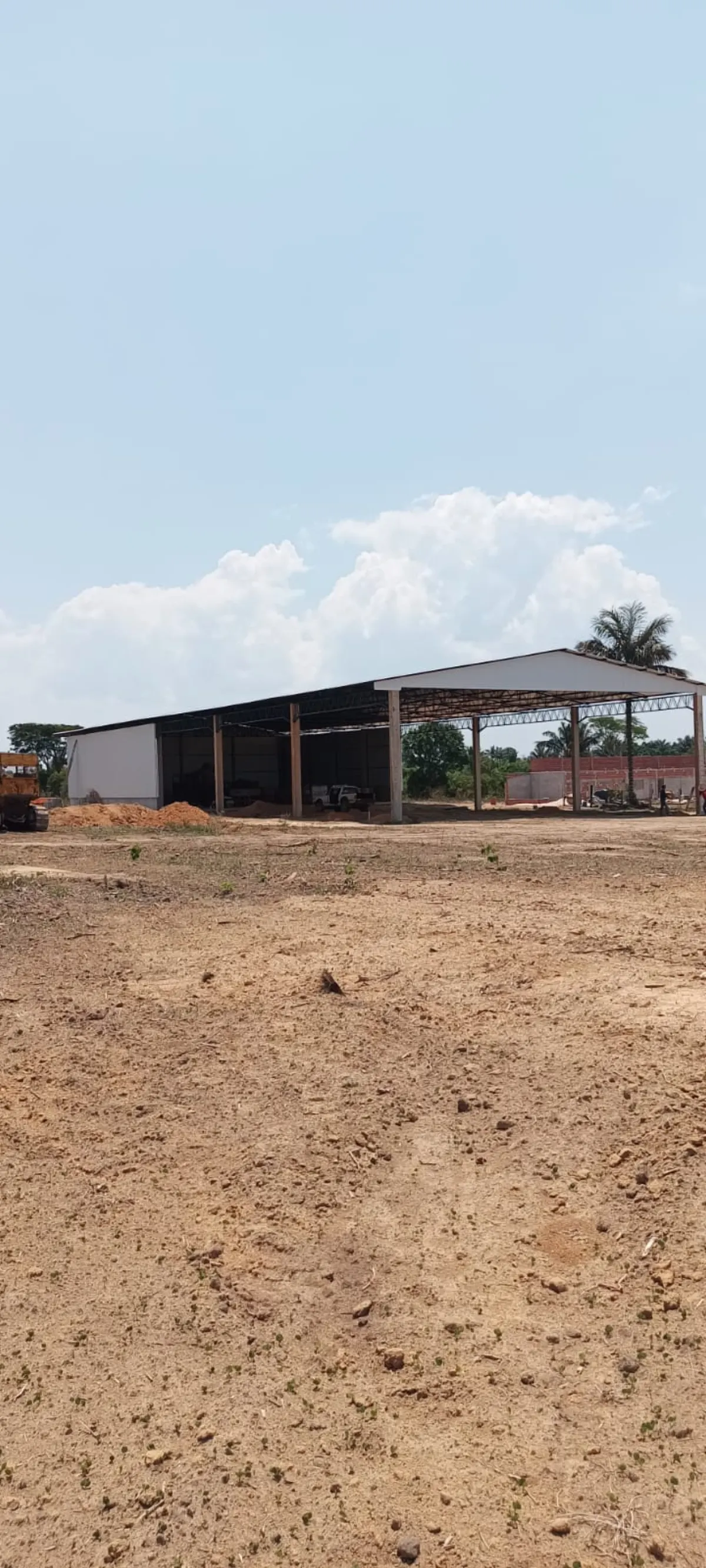 Barracão fechado · estrutura ampla